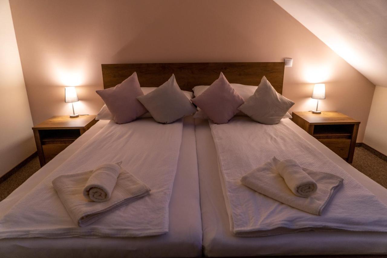 Rozsa Etterem & Panzio Bed & Breakfast Pecs Luaran gambar